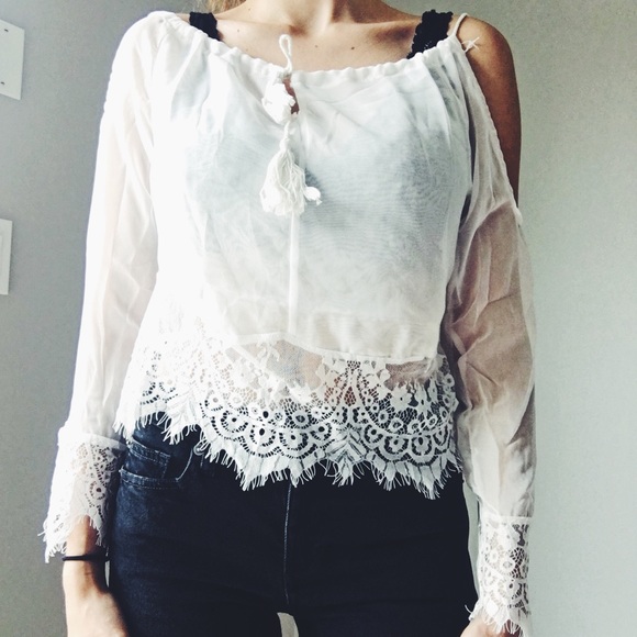 ‼️FINAL SALE‼️WHITE LACE TOP BOHO CROP TOP TASSELS - Picture 5 of 6